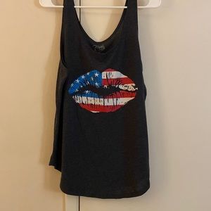 kiss lips american tank target
